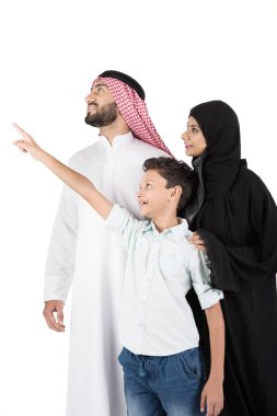 Beyaz arka planda Arap ailesi