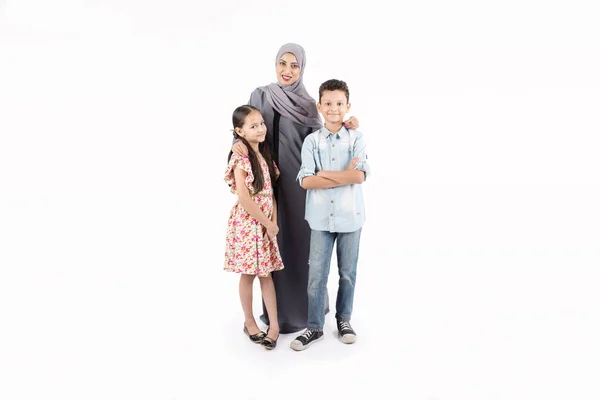 Arabisk familj mamma med hennes barn — Stockfoto