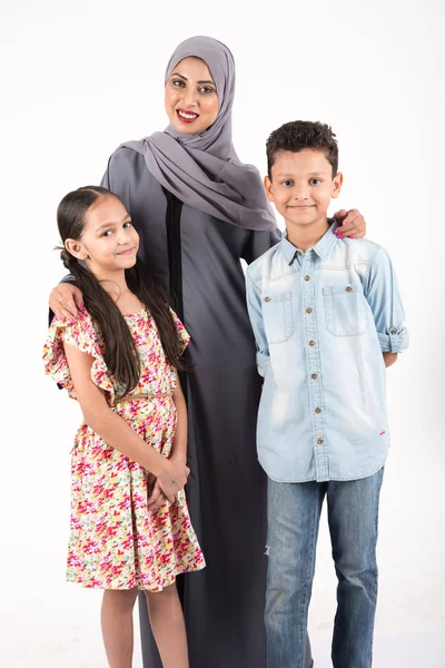 Mãe da família árabe com seus filhos — Fotografia de Stock
