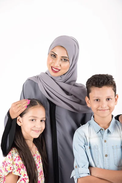 Árabe familia madre con sus hijos —  Fotos de Stock