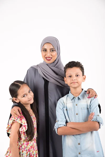 Árabe familia madre con sus hijos —  Fotos de Stock