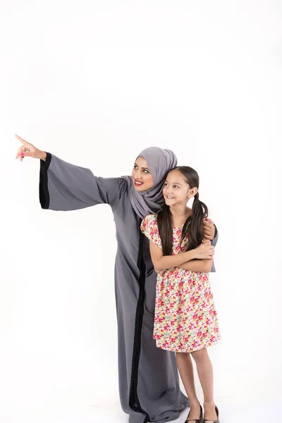 Arabische familie moeder met haar dochter — Stockfoto