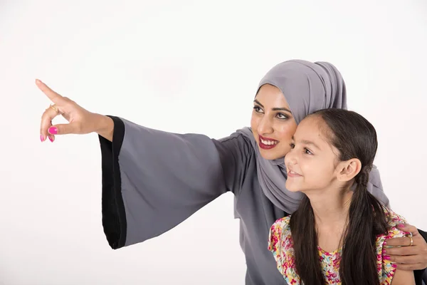 Arabische familie moeder met haar dochter — Stockfoto