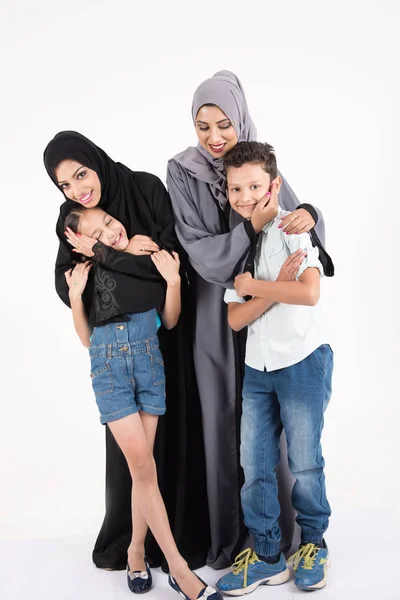 Arabische moeders met hun kinderen — Stockfoto