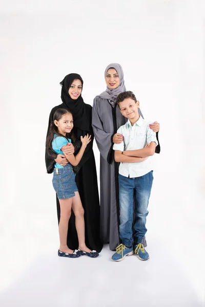 Arabische moeders met hun kinderen — Stockfoto