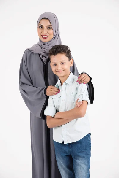 Mãe árabe com seu filho — Fotografia de Stock