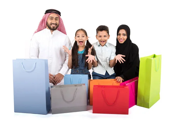 Arabische Familie Met Boodschappentassen — Stockfoto