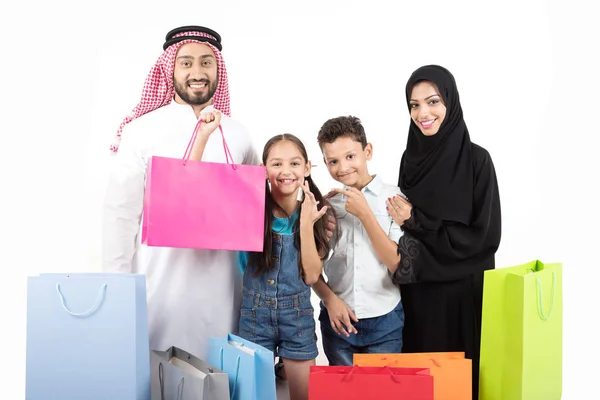 Arabisk Familj Med Shopping Väskor — Stockfoto