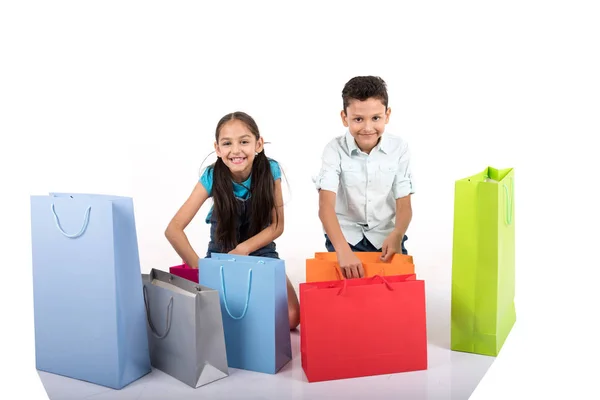 Kinderen Met Shopping Tassen — Stockfoto