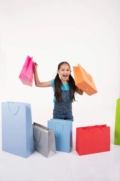 Ungt Kvinnligt Barn Med Shopping Väskor — Stockfoto