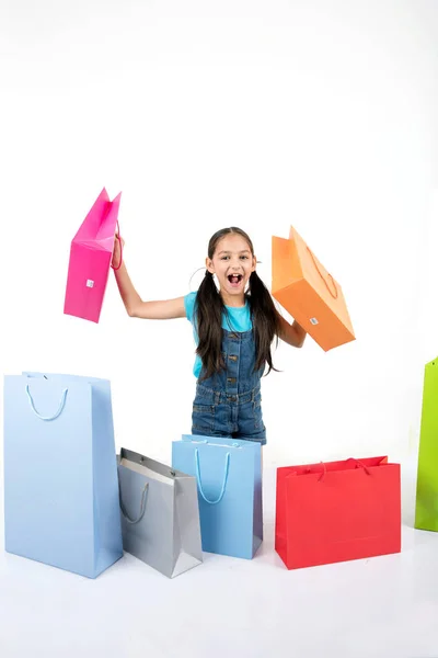 Fiatal Női Gyermek Bevásárlótáskákkal — Stock Fotó
