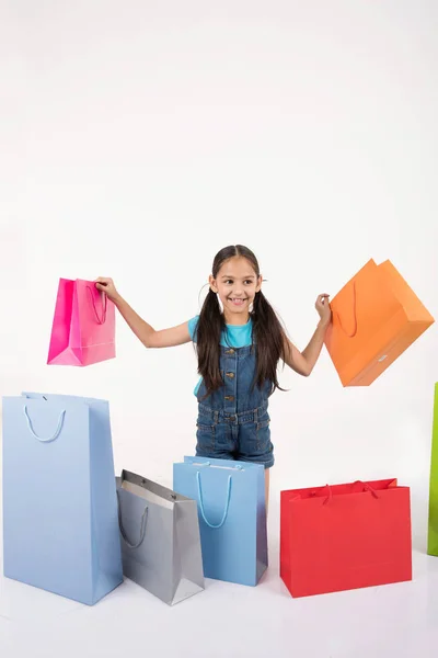 Νεαρό Θηλυκό Παιδί Σακούλες Για Ψώνια — Φωτογραφία Αρχείου
