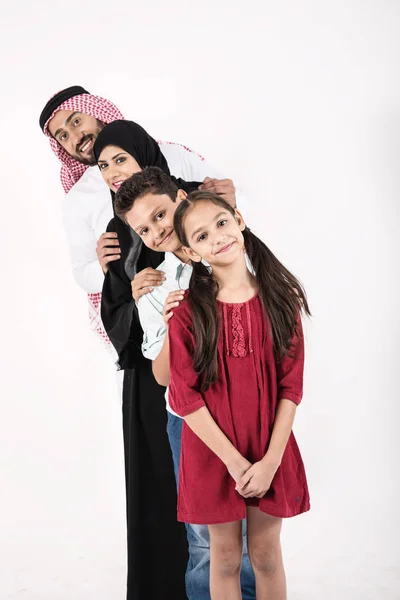Arabisk Familj Står Vit Bakgrund — Stockfoto