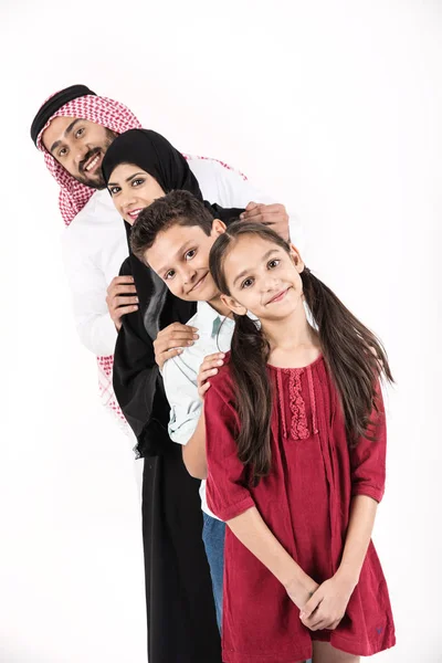Αραβική Οικογένεια Που Στέκεται Ακατέργαστη Βάση Λευκό Φόντο — Φωτογραφία Αρχείου