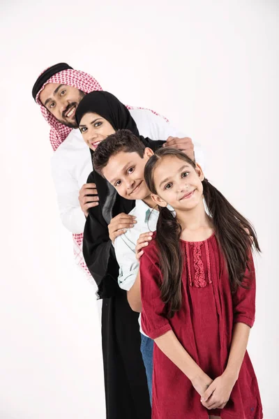 Arabische Familie Staande Raw Witte Achtergrond — Stockfoto