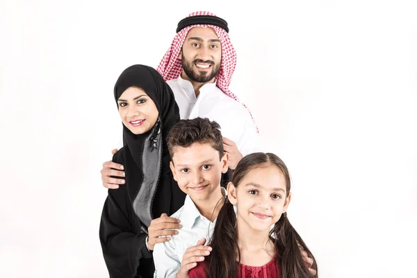 Arap Aile Beyaz Arka Planda Ham Ayakta — Stok fotoğraf