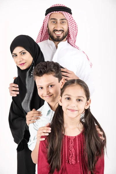 Arabisk Familj Står Vit Bakgrund — Stockfoto