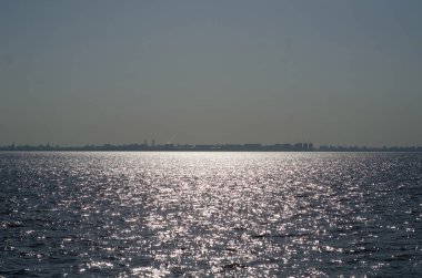 Güneşle aydınlatılan yaz denizinin manzarası