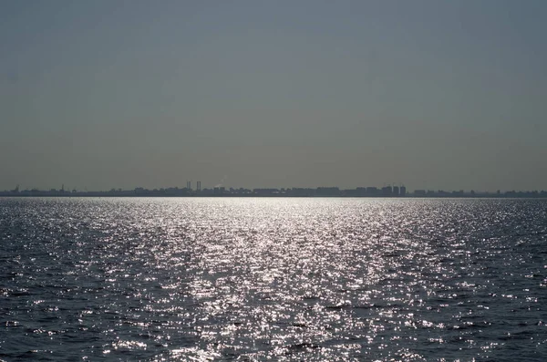 Landschap van de zomer zee verlicht met de zon — Stockfoto