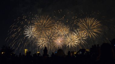 Gece gökyüzünde havai fişekler