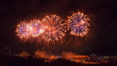 Gece gökyüzünde havai fişekler