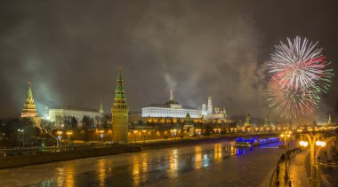 Firewoks gece Kremlin altında 