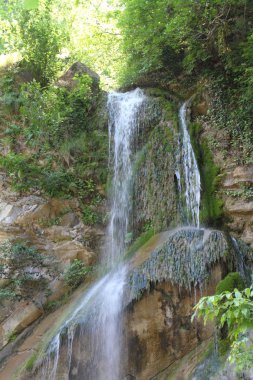 Kristal berraklığında su ile dağ şelale