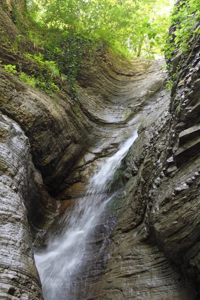 Kristal berraklığında su ile dağ şelale