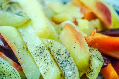 Buharda pişirilmiş sebze güveci.