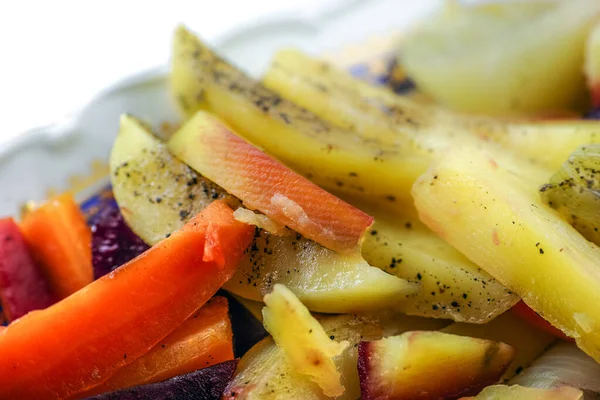 Buharda pişirilmiş sebze güveci.