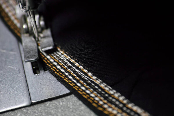 Швейная машина с материалом
