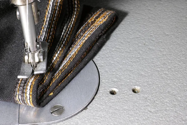 Máquina de costura com material — Fotografia de Stock