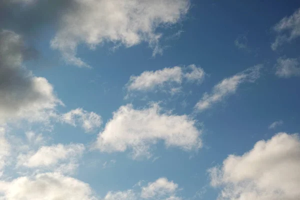 Sadece mavi bir gökyüzü ve beyaz bulutlar. — Stok fotoğraf