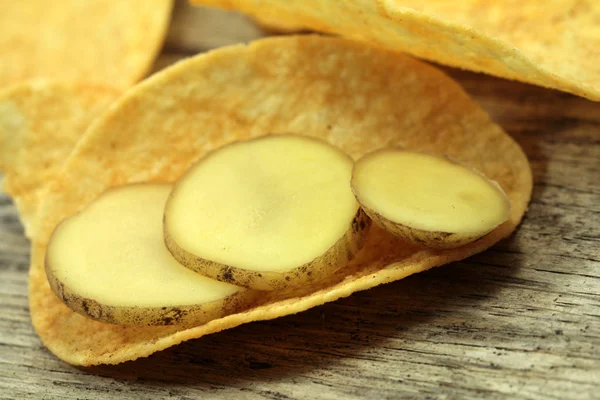 Rustikal Gestapelte Kartoffelchips — Stockfoto