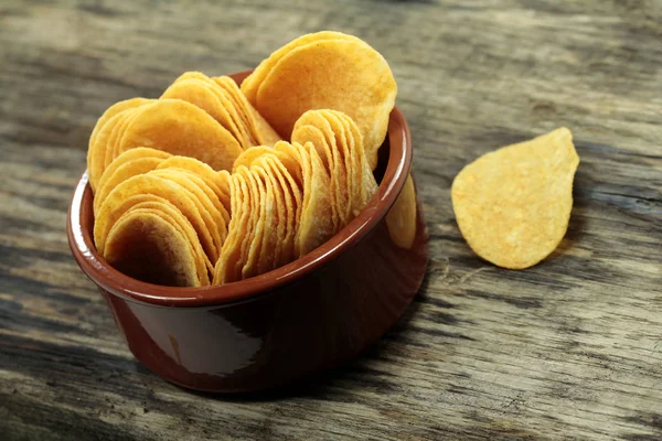 Rustikal Gestapelte Kartoffelchips — Stockfoto