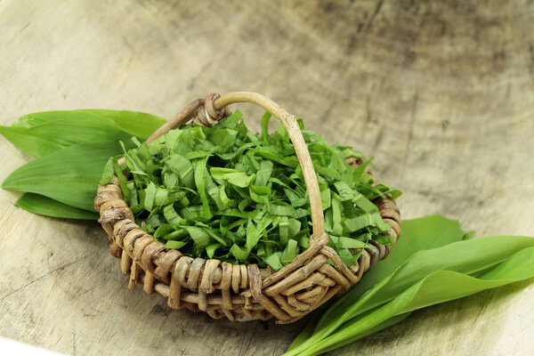 Дикий чеснок в тележке
