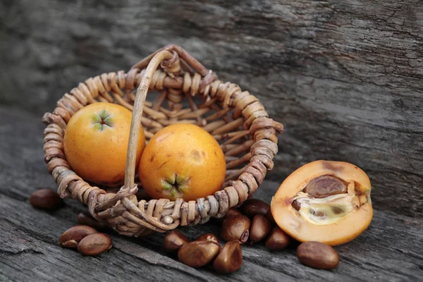 Frutos Loquat Cesta — Fotografia de Stock