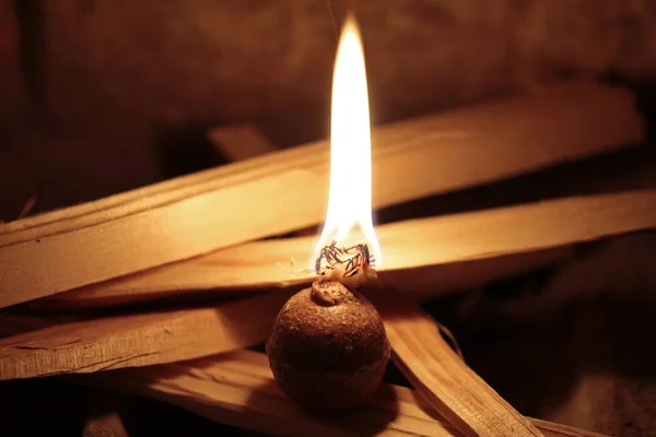 Start Vuur Met Aansteker Een Hout — Stockfoto