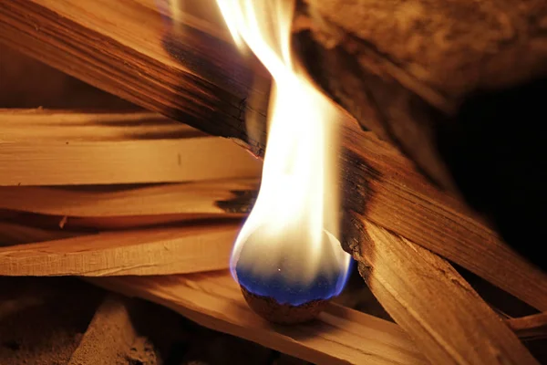 Zapalte Oheň Zapalovačem Dřevem — Stock fotografie