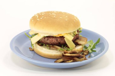 Shiitake mantarlı ev yapımı protein burgeri.