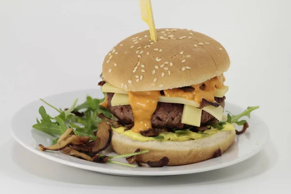 Bezmięsny Hamburger Białkowy Domowej Roboty Grzybami Shiitake — Zdjęcie stockowe