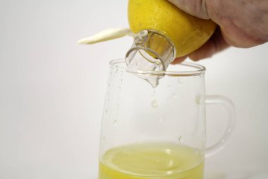 Doğrudan limon suyunu sıkın.