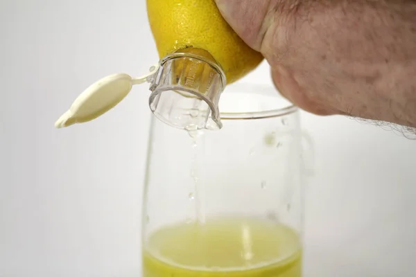 Wycisnąć Sok Cytryny Bezpośrednio Ręcznie — Zdjęcie stockowe