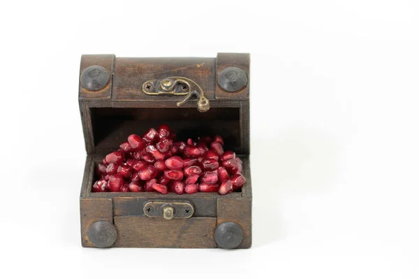 宝箱の中のザクロ 貴重な果物 — ストック写真