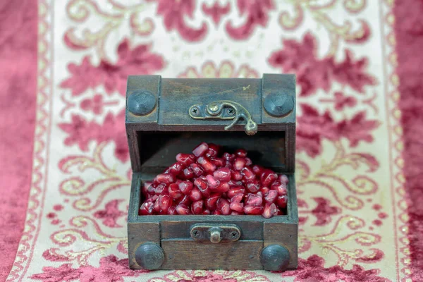 Granátové Jablko Cenné Ovoce Pokladnici — Stock fotografie