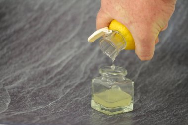 Organik limonu elle sık.