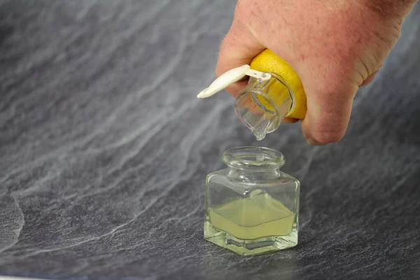 有機レモンを手で絞る — ストック写真