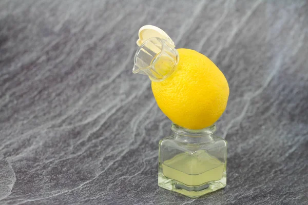 Squeeze Organic Lemon Hand — Stock Photo, Image