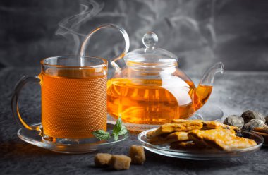 çay sıcak bir içecek olduğunu