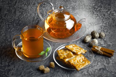 çay sıcak bir içecek olduğunu